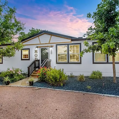 Poplar Place Mod With Hot Tub - 1 Mi To Main Street